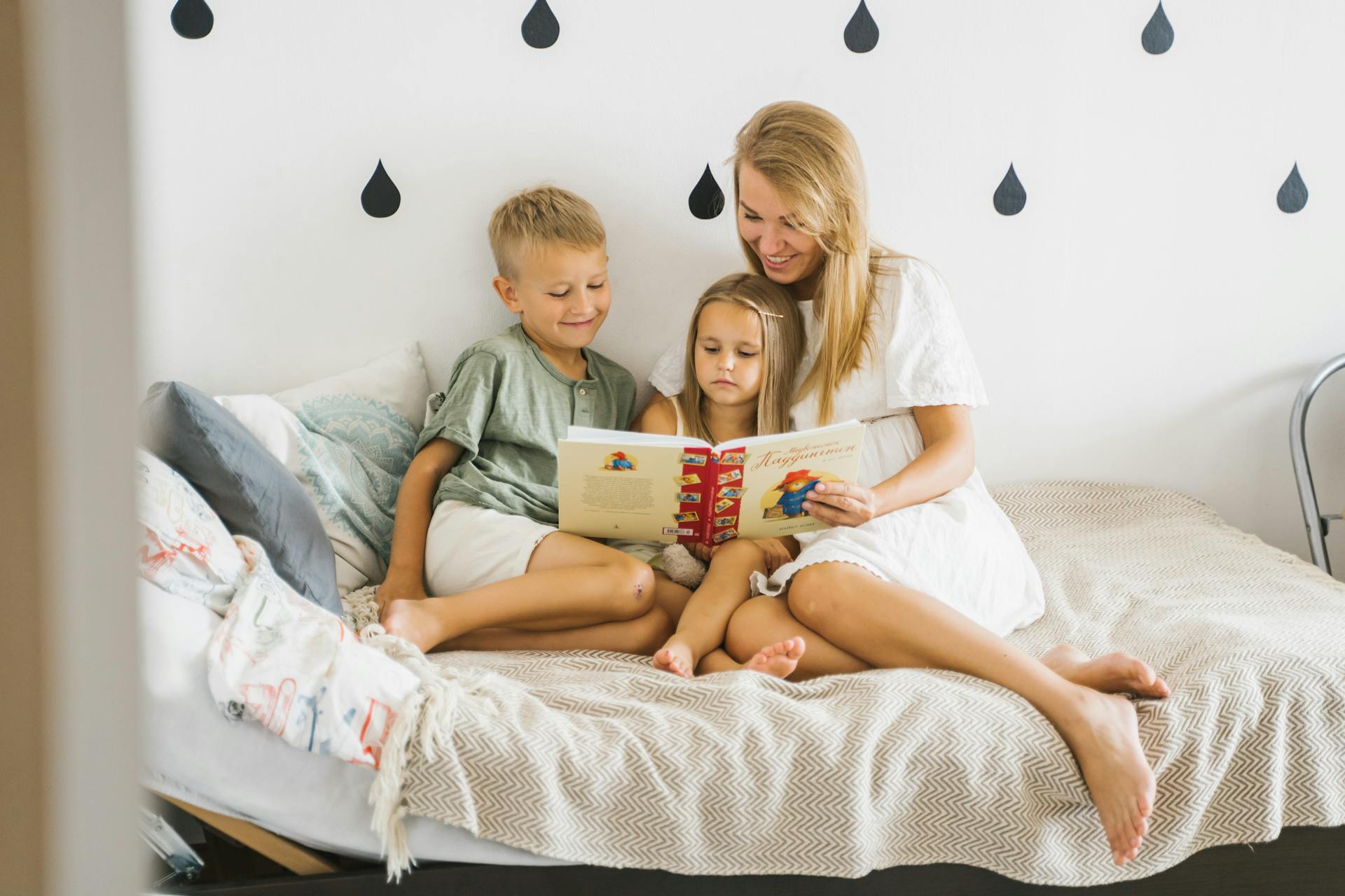 Basic Literacy Resources: Essential Tools for Effective Learning Literacy Resources,Reading LearningMole Literacy Resources: Photograph of a mother reading a book to her children
